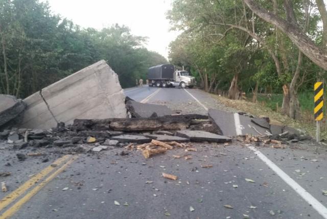 El Ejército aseguró que en la mañana de este sábado guerrilleros del Eln "detuvieron una tractomula e hicieron denotar una carga explosiva". Foto: Asociación Colombiana de Camioneros