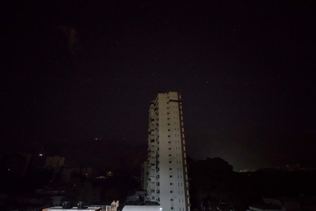 CAR003. CARACAS (VENEZUELA), 14/02/2018.- Vista nocturna del área metropolitana sin electricidad hoy, miércoles 14 febrero de 2018, en Caracas (Venezuela). EFE/Miguel Gutiérrez