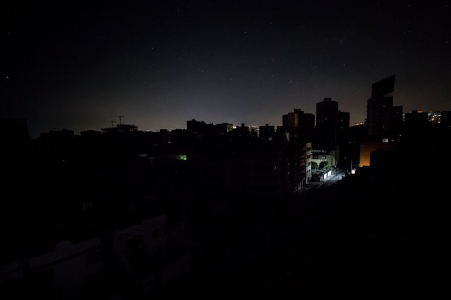 CAR002. CARACAS (VENEZUELA), 14/02/2018.- Vista nocturna del área metropolitana sin electricidad hoy, miércoles 14 febrero de 2018, en Caracas (Venezuela). EFE/Miguel Gutiérrez