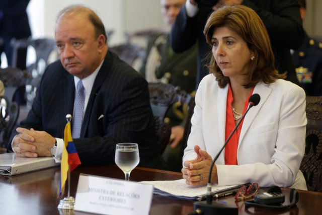 BRA108 - BRASILIA (BRASIL), 21/2/2018 - La canciller colombiana, María Ángela Holguín (d) y el ministro de la Defensa Colombiano, Luis Carlos Villegas Echeverri (i), participan hoy, 21 de febrero de 2018, en una reunión bilateral con autoridades en Brasilia (Brasil). Ministros y autoridades de Colombia y Brasil analizan hoy el impacto regional del éxodo que ha provocado la crisis política, social y económica que sufre Venezuela, que se ha dirigido sobre todo hacia esos dos países. EFE/Joédson Alves