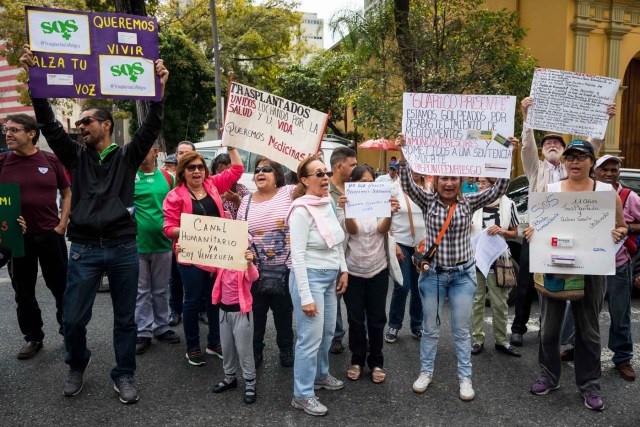 CAR105. CARACAS (VENEZUELA), 22/02/2018.- Un grupo de personas participan en una manifestación hoy, jueves 22 de febrero del 2018, en Caracas (Venezuela). Cerca de 30 venezolanos trasplantados protestaron debido a la escasez de medicamentos que compromete la salud de decenas de miles de pacientes, y exigieron al Instituto Venezolano de los Seguros Sociales (IVSS) atender esta situación. EFE/Miguel Gutiérrez