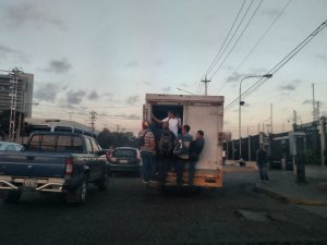 Así se movilizan en Barquisimeto este #5Feb por falta de unidades de transporte público (foto)