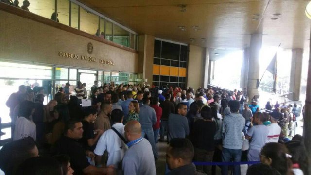 Trabajadores del CNE protestan frente a la sede por lo paupérrimo que es su salario mínimo (Foto: Eugenio Martínez @puzkas)