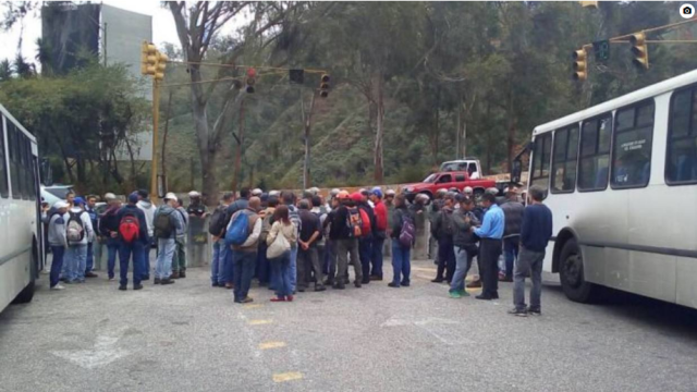 Trabajadores del IVIC protestan en la Panamericana este 21 de febrero (Foto archivo)