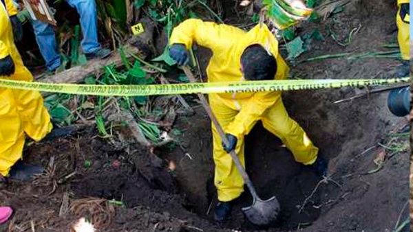 Hallan ocho cuerpos en fosa clandestina cerca del aeropuerto de Guadalajara