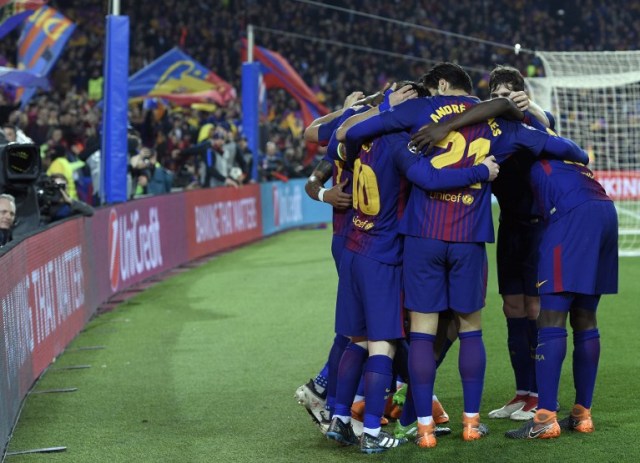 Barcelona players celebrate their third goal during the UEFA Champions League round of sixteen second leg  football match between FC Barcelona and Chelsea FC at the Camp Nou stadium in Barcelona on March 14, 2018. / AFP PHOTO / LLUIS GENE