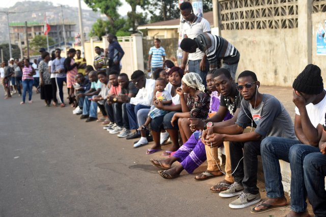 La gente espera para emitir su voto durante las elecciones presidenciales de Sierra Leona en Freetown, Sierra Leona, el 7 de marzo de 2018. REUTERS / Olivia Acland 