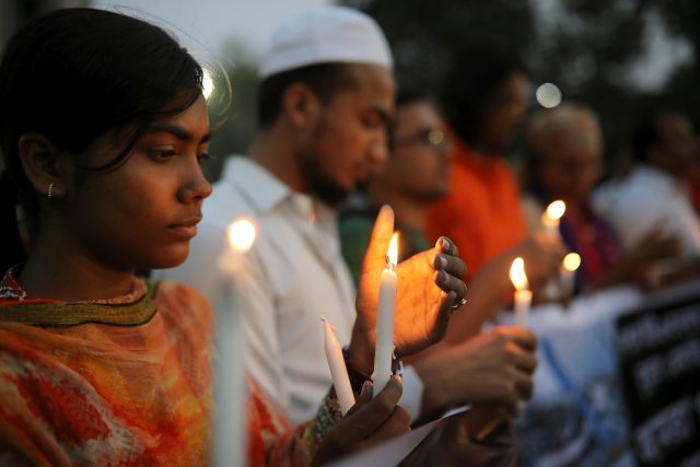 Personas que incluyen a estudiantes nepalíes de la Universidad de Dhaka encienden velas en memoria de las víctimas del accidente aéreo de Estados Unidos y Bangla en Nepal en Dhaka, Bangladesh, el 13 de marzo de 2018. REUTERS / Mohammad Ponir Hossain