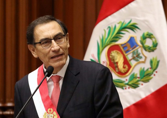 El presidente de Perú, Martín Vizcarra, dando un discurso tras jurar al cargo frente al Congreso en Lima, mar 23, 2018. REUTERS/Mariana Bazo