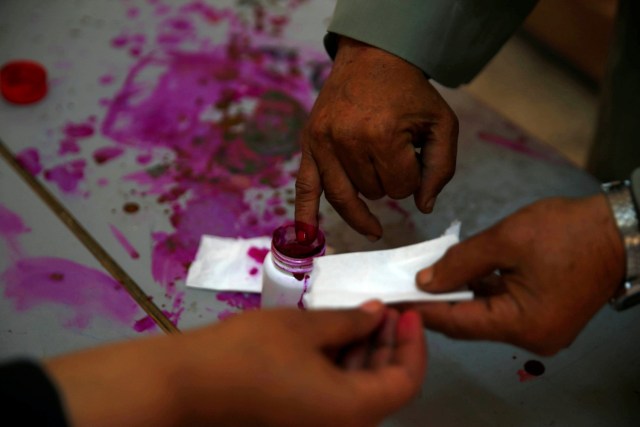 El dedo de un votante está marcado con tinta dentro de una mesa de votación durante el segundo día de las elecciones presidenciales en El Cairo, Egipto, el 27 de marzo de 2018. REUTERS / Amr Abdallah Dalsh