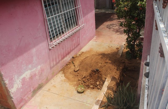 Jardín de la casa donde encontraron el cuerpo de la joven de 18 años. Foto: Versión Final 