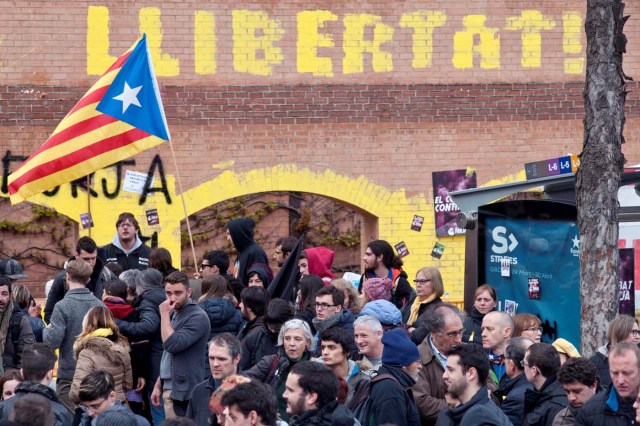 GRAF440. GIRONA, 25/03/2018.- Decenas de independentistas se han concentrado hoy frente a la subdelegación del Gobierno en Girona, donde han pintado de amarillo la fachada del edificio y han descolgado la bandera española, en protesta por la detención en Alemania del expresidente de la Generalitat Carles Puigemont. EFE/ Robin Townsend