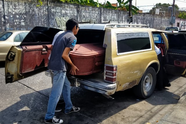 Un hombre carga con el ataúd de una víctima que murió en el incendio del centro de reclusión de la Policía Estadal de Carabobo (centro) hoy, jueves 29 de marzo de 2018 en Valencia (Venezuela). Varias de las principales ONG venezolanas responsabilizaron hoy al Ejecutivo encabezado por Nicolás Maduro de la muerte ayer de 68 personas en un incendio en una comisaria en el centro del país. EFE/Heberlizeth González