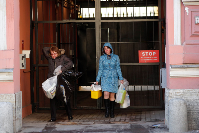 FET01. SAN PETERSBURGO (RUSIA), 30/03/2018.- Dos mujeres cargan con varias bolsas mientras salen del Consulado General de EE. UU. en San Petersburgo (Rusia) hoy, 30 de marzo de 2018. Rusia anunció ayer la expulsión de 60 diplomáticos estadounidenses como represalia por una decisión similar adoptada este lunes por Washington por el caso del envenenamiento del espía doble Serguéi Skripal y su hija en el Reino Unido. EFE/ Anatoly Maltsev