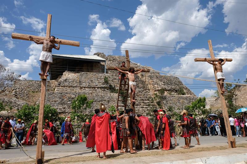 Nubes y viento aportan dramatismo a tradicional Pasión de Cristo en México (Fotos)