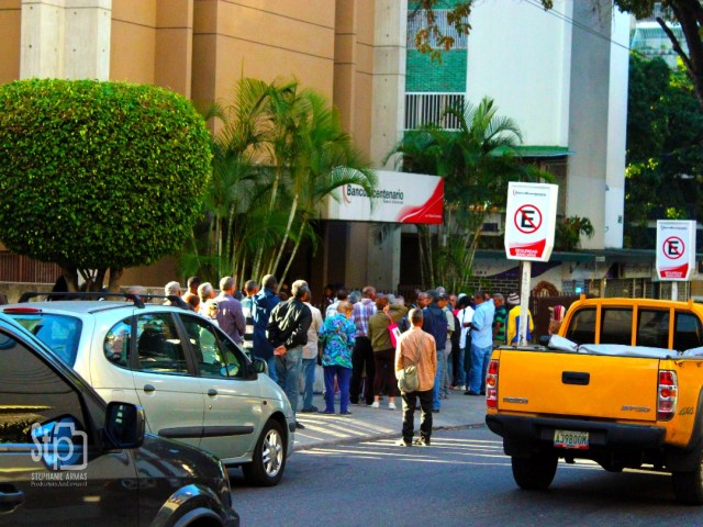 Colas de ciudadanos para cobrar la pensión en Altamira, Caracas a las 09:30 am | Foto: Stephanie Armas / La Patilla