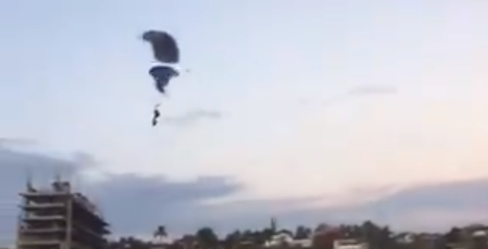 Un fallecido tras choque entre paracaidistas en México (video)