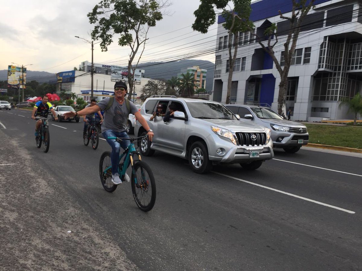 El presidente hondureño y Carlos Vives intercambian mensajes por Twitter