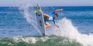 La increíble maniobra de un joven surfista para obtener la ola perfecta (VIDEO)