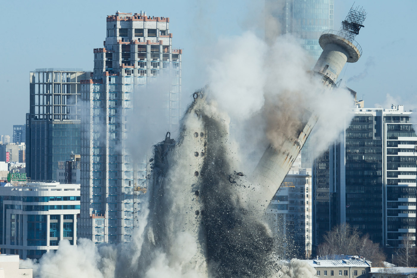 Así fue demolida una torre de la era soviética (foto y video)