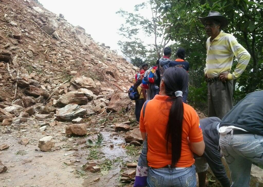 Deslizamiento de tierra interrumpe el paso entre Anzoátegui y Sucre