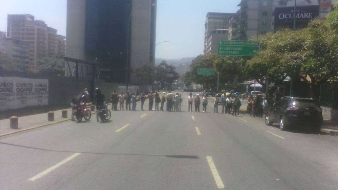 Abuelitos tomaron la Francisco de Miranda para protestar por el pago de su pensión (FOTOS)