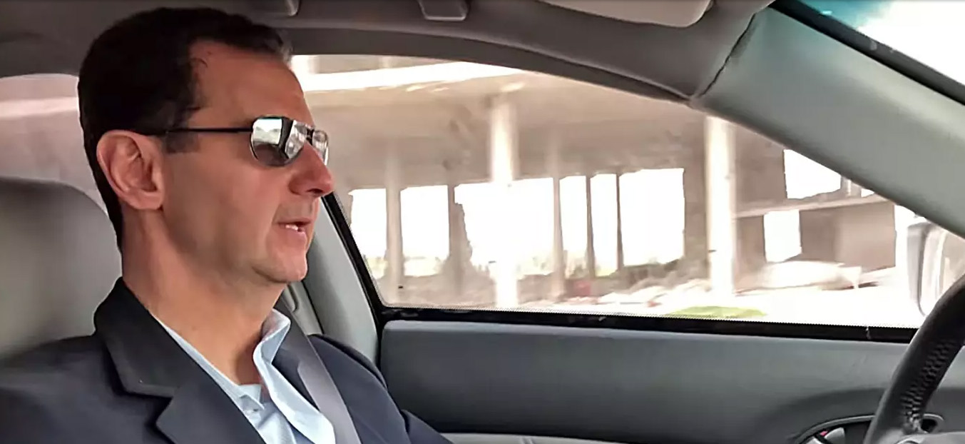 El presidente sirio pasea por la destruida Guta manejando un lujoso carro (videos)