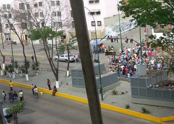 Foto: Vecinos de El Valle protestan por falta de comida / Cortesía 