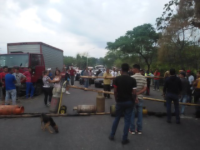 Foto: Protesta en la Troncal 5 por escasez de gas doméstico / Cortesía 