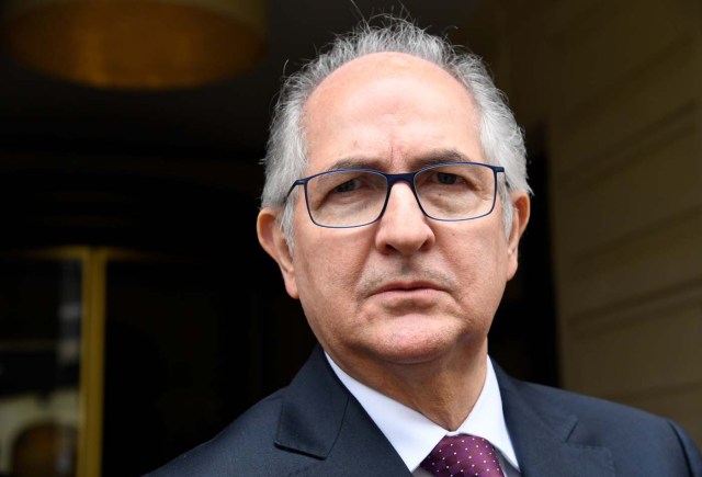 Member of Venezuela's opposition and Caracas mayor Antonio Ledezma poses after a press conference on April 3, 2018 in Paris.  / AFP PHOTO / BERTRAND GUAY