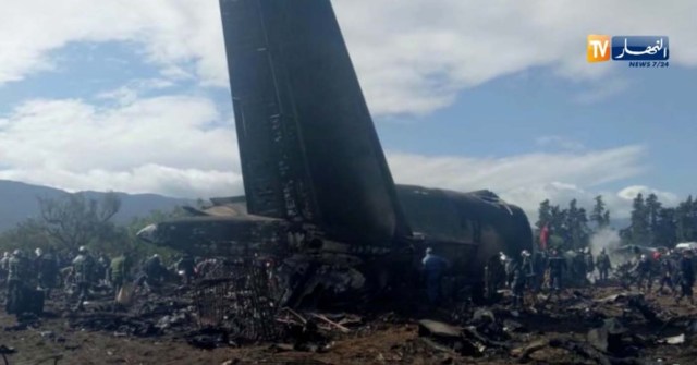  Un avión militar argelino es visto después de estrellarse cerca de un aeropuerto en las afueras de la capital, Argel, Argelia, el 11 de abril de 2018