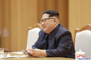 Kim Jong Un dice que se compromete en la desnuclearización de la península coreana