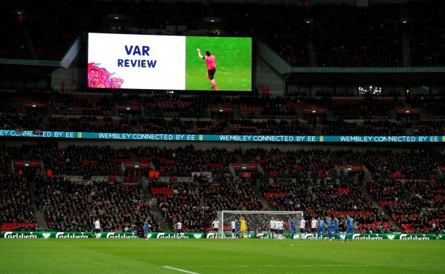 Imagen de archivo de una pantalla gigante mostrando al árbitro Deniz Aytekin acudiendo al VAR durante el amistoso internacional entre Inglaterra e Italia disputado en el estadio de Wembley de Londres, Reino Unido. 27 marzo 2018. Action Images vía Reuters/John Sibley