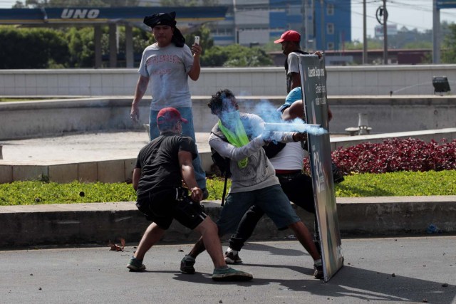 A demonstrator fires a homemade mortar towards riot police during a protest over a controversial reform to the pension plans of the Nicaraguan Social Security Institute (INSS) in Managua, Nicaragua April 20, 2018. REUTERS/Oswaldo Rivas