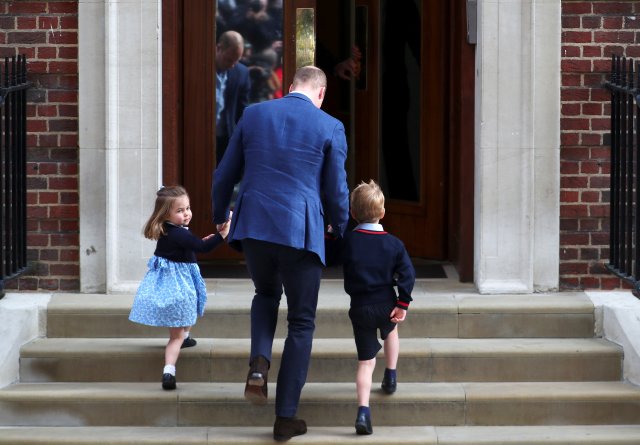 El Príncipe William de Gran Bretaña llega al Lindo Wing del St Mary's Hospital con sus hijos Prince George y Princess Charlotte después de que su esposa Catherine, la duquesa de Cambridge, dio a luz a un hijo, en Londres, el 23 de abril de 2018. REUTERS / Hannah McKay