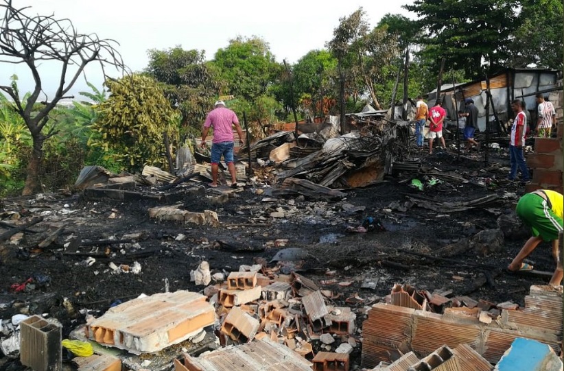 Un incendio arrasa nueve viviendas en Barranquilla (Fotos y Video)