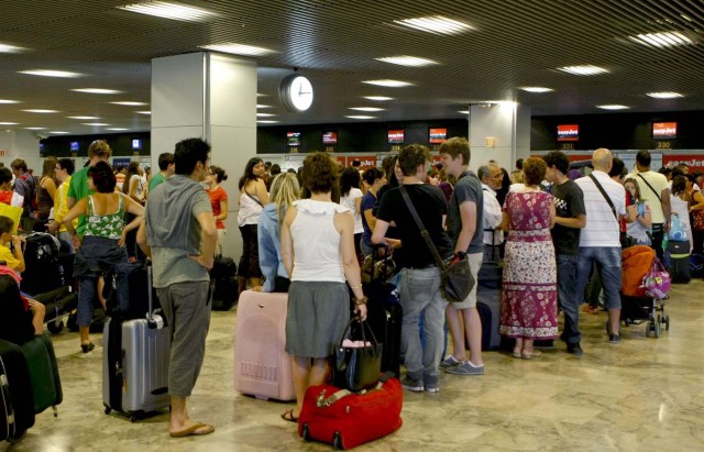 MD16. MADRID, 17/07/2010.- Miles de personas se dieron cita hoy en las terminales del aeropuerto de Barajas, que siguen registrando gran afluencia de viajeros en la operación salida de vacaciones de la segunda quincena de julio. EFE/Juan M. Espinosa