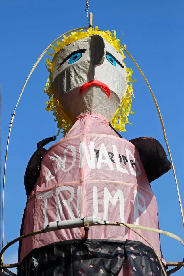 MEX23. PUEBLA (MÉXICO), 31/03/2018.- Fotografía de un muñeco de papel caricaturizando al presidente de Estados Unidos, Donald Trump, durante la quema de Judas hoy, sábado 31 de marzo de 2018, en el Barrio del Artista de Puebla (México). EFE/Francisco Guasco