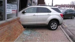 Mujer reprueba examen de conducir tras estrellarse contra su escuela de manejo (Foto)