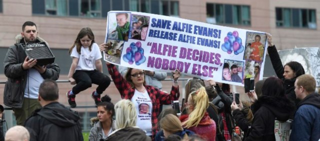 Simpatizantes del bebé británico Alfie Evans se manifiestan afuera del Hospital Alder Hey, en Liverpool. (Fotografía: Paul Ellis / AFP)