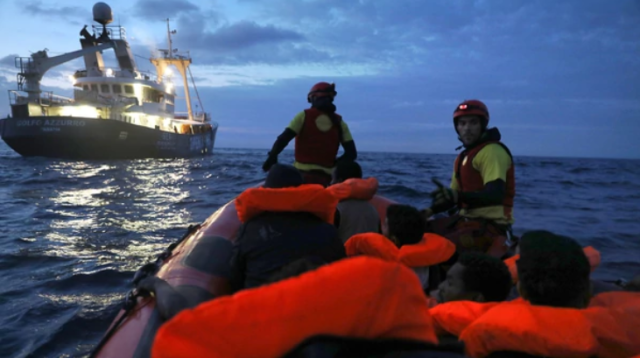 Rescatistas auxilian a embarcación de migrantes. Reuters
