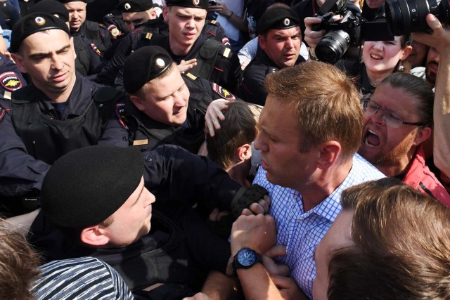 Russian riot police officers detain opposition leader Alexei Navalny during an unauthorized anti-Putin rally on May 5, 2018 in Moscow, two days ahead of Vladimir Putin's inauguration for a fourth Kremlin term. / AFP PHOTO / Kirill KUDRYAVTSEV