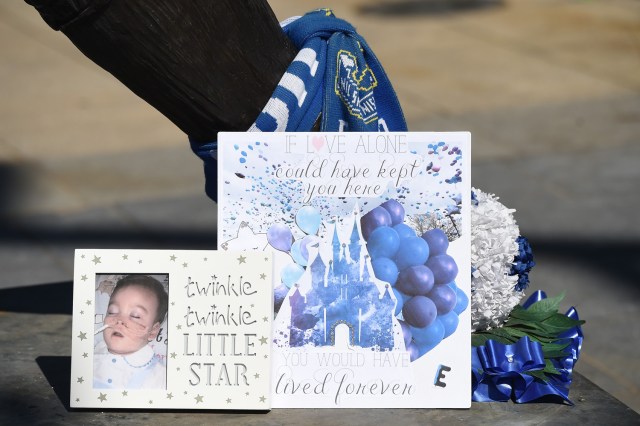Una tarjeta y flores en memoria del niño británico Alfie Evans se colocan frente al estadio del parque Goodison de Everton en Liverpool mientras su familia lo recostaba el 14 de mayo de 2018. / AFP PHOTO / Paul ELLIS