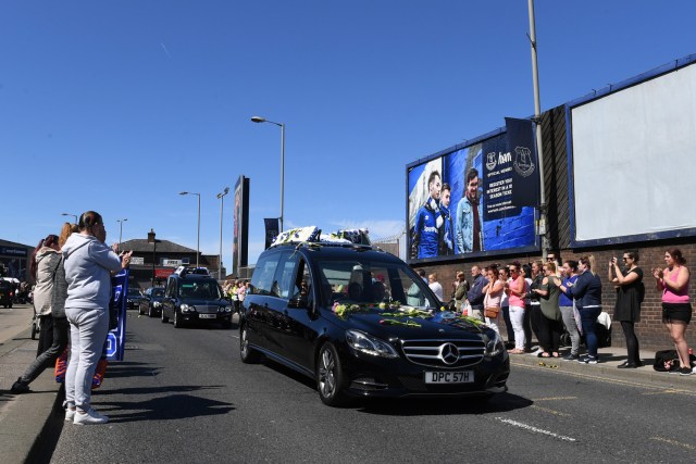 Un coche fúnebre que transportaba el ataúd del niño británico Alfie Evans pasa por el estadio Goodison Park de Everton en Liverpool mientras su familia lo recostaba el 14 de mayo de 2018. / AFP PHOTO / Paul ELLIS
