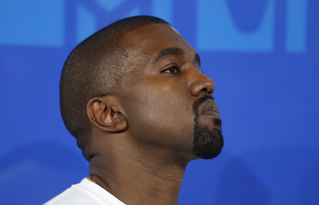 Kanye West se “reinventa” y cambia su nombre