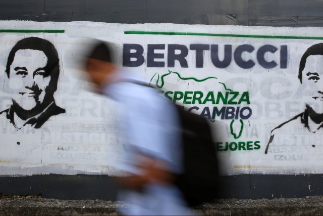 Un hombre deja atrás la promoción de campaña de Javier Bertucci para las elecciones presidenciales de 2018 en Caracas, Venezuela 11 de mayo de 2018. Fotografía tomada el 11 de mayo de 2018. REUTERS / Carlos Jasso