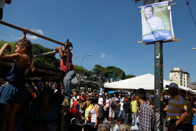 Los niños juegan junto a los carteles de la campaña de Javier Bertucci para las elecciones presidenciales de 2018 en Caracas, Venezuela 12 de mayo de 2018.REUTERS / Adriana Loureiro