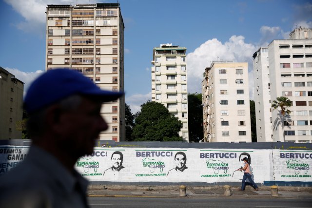 Un hombre deja atrás la promoción de campaña de Javier Bertucci para las elecciones presidenciales de 2018 en Caracas, Venezuela 11 de mayo de 2018. Fotografía tomada el 11 de mayo de 2018. REUTERS / Carlos Jasso