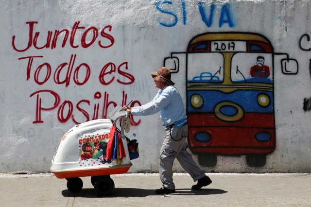 El 12 de mayo de 2018 se ve un mural del presidente de Venezuela, Nicolás Maduro, conduciendo un autobús en la calle de Caracas, Venezuela. El mural dice: "Juntos todo es posible". REUTERS / Carlos Jasso