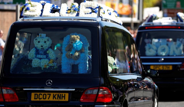 El cortejo fúnebre del niño Alfie Evans pasa cerca de Goodison Park, el estadio del club de fútbol Everton, en Liverpool, Reino Unido, el 14 de mayo de 2018. REUTERS / Phil Noble